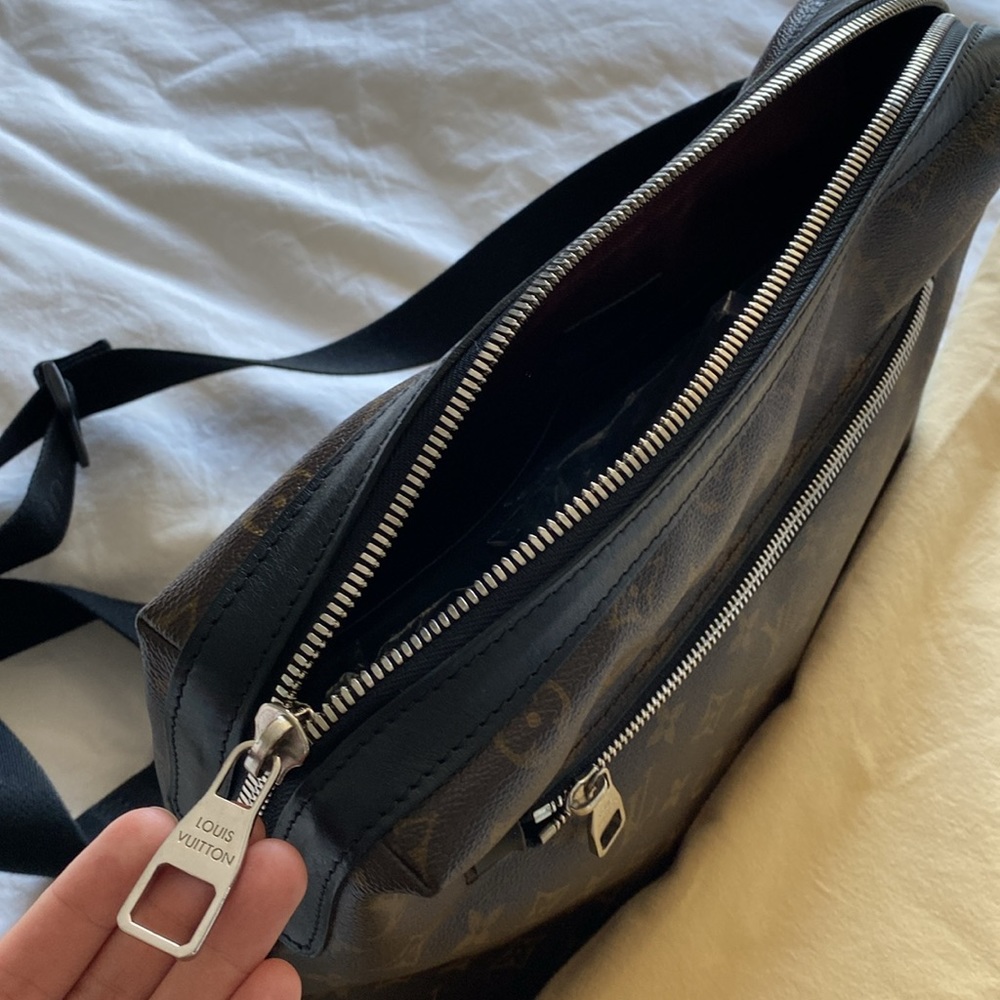 LV men’s messenger bag in Pristine condition ! - Picture 4 of 4